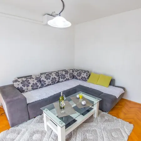 Lights * Μόσταρ