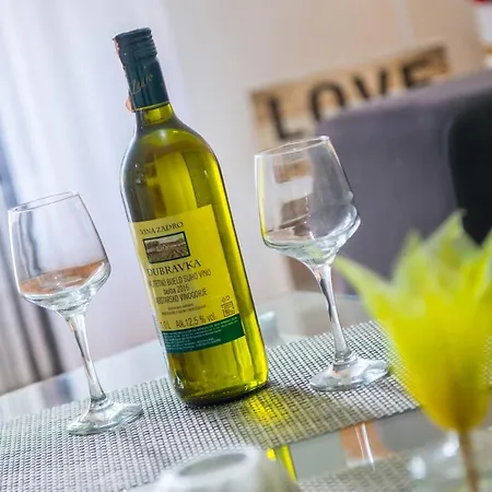 Lights * Μόσταρ